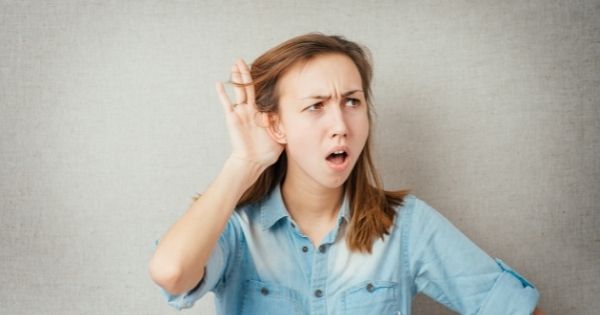 ragazza non sente mano orecchio