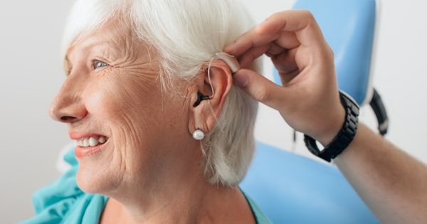 signora anziana apparecchi acustici
